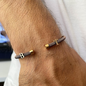 Pulsera de acero marrón personalizada con letras de oro de 14 quilates para hombre • Regalo para ella • Pulseras apilables perfectas • Brazalete • Brazalete de oro • Regalo para el Día del Padre