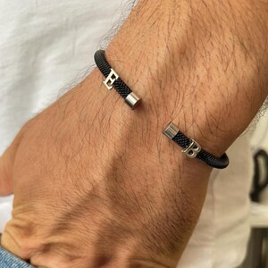 Pulsera de acero negra personalizada con letras de oro de 14 quilates para hombre • Regalo para ella • Pulseras apilables perfectas para hombre • Regalo para el Día del Padre