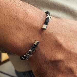 Pulsera de acero negra personalizada con letras de oro de 14 quilates para hombre. Regalo para ella, pulsera de oro con diseño de avión, brazalete para hombre, brazalete de oro, regalo para el Día del Padre.
