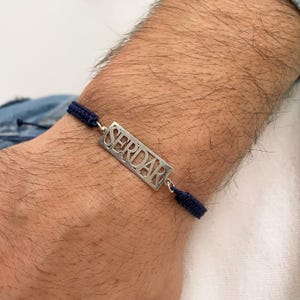 Pulseira de nome em macramê azul marinho de ouro branco 14K, pulseira feita à mão, pulseira personalizada de cordão, presente para ela, presente para homens, presente de dia dos namorados