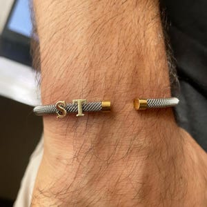 Pulsera de acero blanca personalizada con letras de oro de 14 quilates para hombre • Regalo para ella • Pulseras apilables perfectas • Brazalete • Brazalete de oro • Regalo para el Día del Padre
