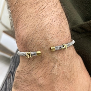 Pulsera de acero blanca personalizada con letras de oro de 14 quilates para hombre. Regalo para ella, pulsera de oro con diseño de avión, brazalete para hombre, brazalete de oro, regalo para el Día del Padre.