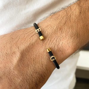 Pulsera de acero negra personalizada con letras de oro de 14 quilates para hombre • Regalo para ella • Pulseras apilables perfectas, brazalete • Brazalete de oro • Regalo para el Día del Padre