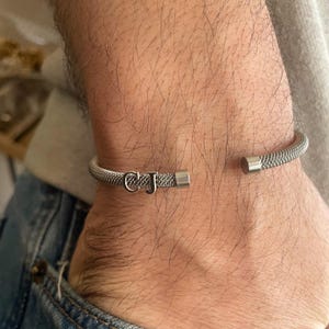 Pulsera de acero personalizada con letras de oro blanco de 14 quilates para hombre. Regalo ideal para ella. Pulsera apilable perfecta. Brazalete de puño. Brazalete de oro. Regalo para el Día del Padre.