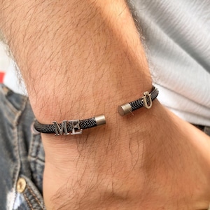 Pulsera de acero negra personalizada con letras de oro de 14 quilates para hombre • Regalo para ella • Pulseras apilables perfectas para hombre • Regalo para el Día del Padre