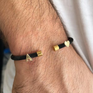Pulsera de letras de oro de 14 quilates, pulsera personalizada de acero negro para hombre, pulsera de corazón de oro, regalo para ella • Pulsera de puño para hombre • Regalo para el Día del Padre