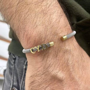 Pulsera de acero blanca personalizada con letras de oro de 14 quilates para hombre • Regalo para ella • Pulseras apilables perfectas • Brazalete • Brazalete de oro • Regalo para el Día del Padre