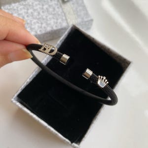 Pulseira masculina personalizada de aço preto em ouro 14K, presente para ela, pulseira de ouro com letras e coroa do rei, pulseira masculina, presente para o dia dos pais