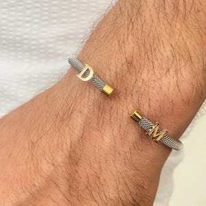 Pulsera de acero blanca personalizada con letras de oro de 14 quilates para hombre • Regalo para ella • Pulseras apilables perfectas • Brazalete • Brazalete de oro • Regalo para el Día del Padre