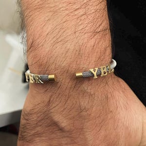 Pulsera de acero blanca personalizada con letras de oro de 14 quilates para hombre • Regalo para ella • Pulseras apilables perfectas • Brazalete • Brazalete de oro • Regalo para el Día del Padre