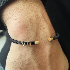 Pulsera de acero negra personalizada con letras de oro de 14 quilates para hombre • Regalo para ella • Pulseras apilables perfectas, brazalete • Brazalete de oro • Regalo para el Día del Padre