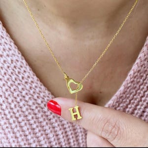 Colar de letras de coração inicial delicado de ouro 14k, joia com nome personalizado, colar de letras personalizado para mulheres, presente para o dia das mães
