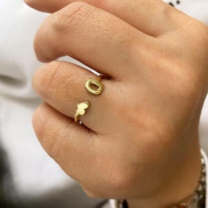 Anel delicado com letra inicial em ouro 14K, anel minimalista em forma de coração, anel pequeno, anel com letra personalizada, anel personalizado, presente para ela, presente para o Dia dos Namorados