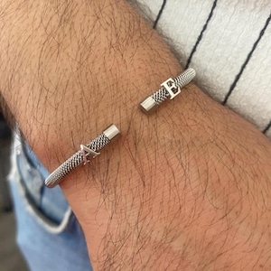 Pulsera de acero personalizada con letras de oro blanco de 14 quilates para hombre. Regalo ideal para ella. Pulsera apilable perfecta. Brazalete de puño. Brazalete de oro. Regalo para el Día del Padre.