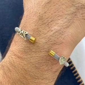 Pulsera de acero blanca personalizada con letras de tigre en oro de 14 k para hombre • regalo para ella • pulseras apilables perfectas para hombre • brazalete de regalo para hombre