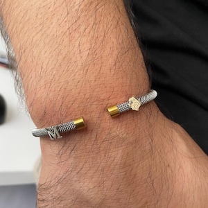 Pulseira masculina de aço personalizada em ouro 14K, pulseira com letra de leão em ouro, presente para ela, pulseira empilhável perfeita, pulseira de punho, presente para o dia dos pais