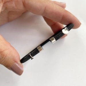 Pulsera de acero negra personalizada para hombre en oro blanco de 14 quilates, regalo con letra dorada, pulsera de corazón, brazalete para hombre, regalo para el Día del Padre.
