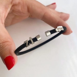Pulsera de acero personalizada para hombre en oro blanco de 14 quilates. Pulsera de coche en oro blanco y negro. Regalo para ella. Brazalete de hombre. Brazalete de oro. Regalo para el Día del Padre.