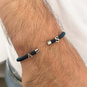 Pulsera de acero azul personalizada con letras de oro de 14 quilates para hombre • Regalo para ella • Pulseras apilables perfectas, brazalete • Brazalete de oro • Regalo para el Día del Padre