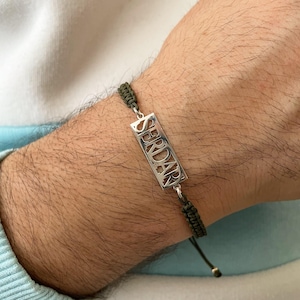 Pulseira de nome em macramê verde escuro de ouro branco 14K, pulseira feita à mão, pulseira personalizada de corda, presente para ela, presente para homens, presente para o dia dos namorados