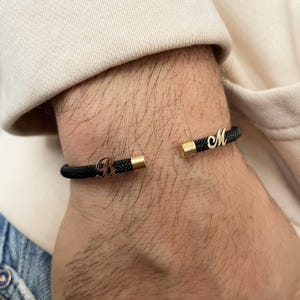 Pulsera de acero negra personalizada con letras cursivas doradas para hombre • Regalo para ella • Pulseras apilables perfectas para hombre • Regalo para el Día del Padre
