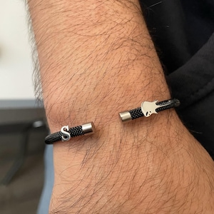 Pulseira masculina personalizada em ouro branco 14K, aço preto • Presente para ela • Pulseira masculina com guitarra elétrica • Pulseiras com letras douradas, presente para o dia dos pais