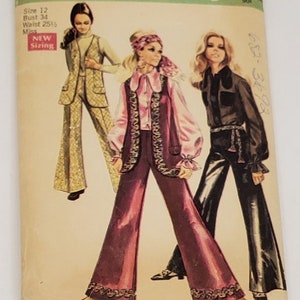 Könnte beinhalten: Vintage Simplicity Schnittmuster 8520 mit Illustrationen von drei Frauen in Mode der 1970er Jahre. Das Muster beinhaltet einen Hosenanzug, ein Weste-Blusen-Ensemble und ein glänzendes schwarzes Outfit. Die Größe ist 12, Brustumfang 86 cm, Taillenumfang 65 cm.