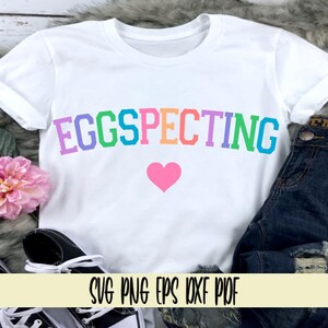 Eggspecting svg png eps dxf pdf sublimação/Anúncio de gravidez de Páscoa/Eggspecting/camisa de maternidade de Páscoa/pastéis do time do colégio eggspecting