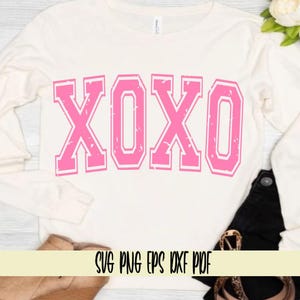 Sublimation XOXO en rose et blanc svg png eps dxf pdf/Xoxo varsity incurvé/Saint-Valentin/Saint-Valentin pull tee shirt/Valentine Varsity