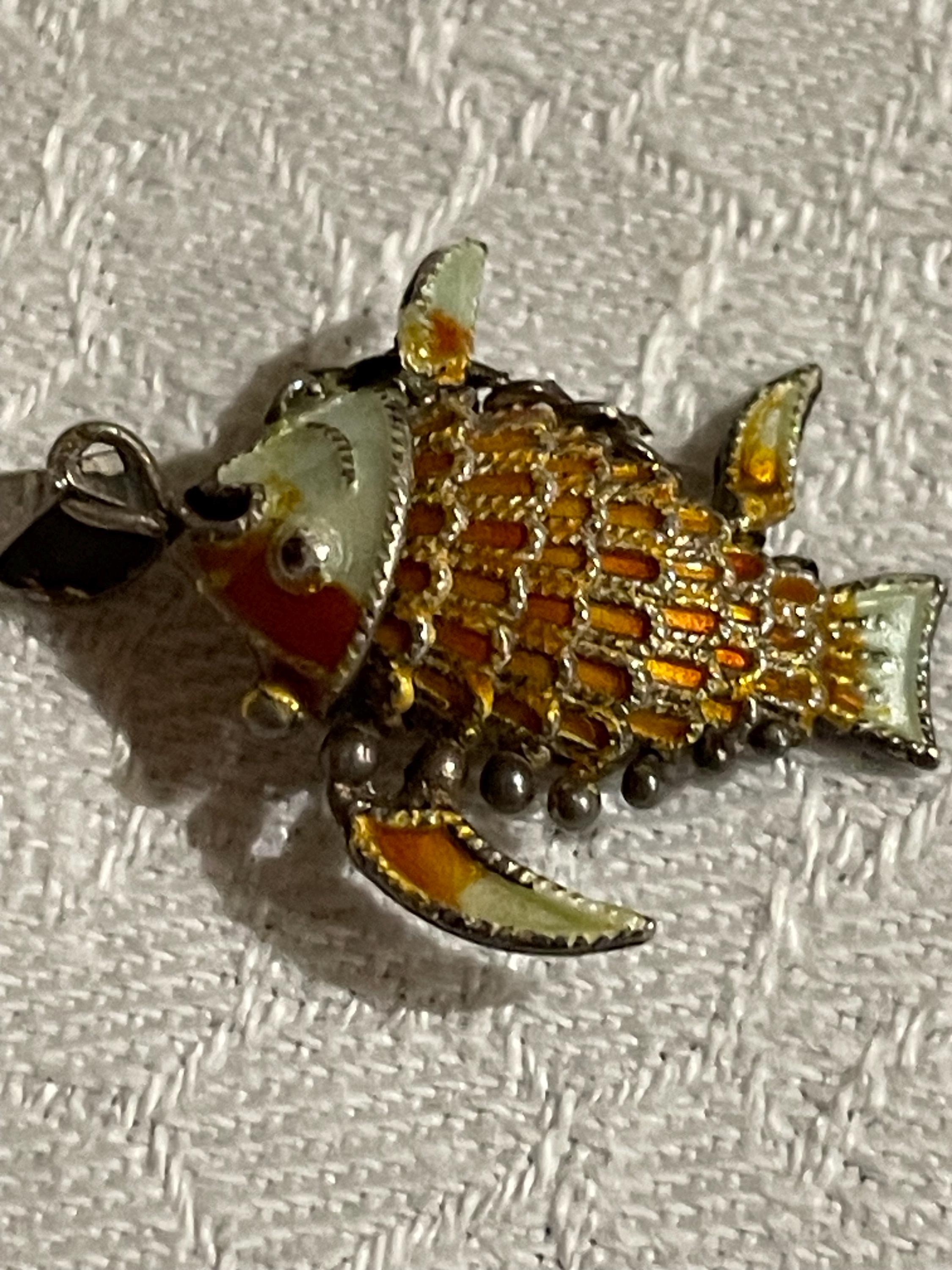 Collier pendentif poisson ange articulé finition doré oeil écarquillé Collier pendentif poisson ange articulé finition doré oeil écarquillé