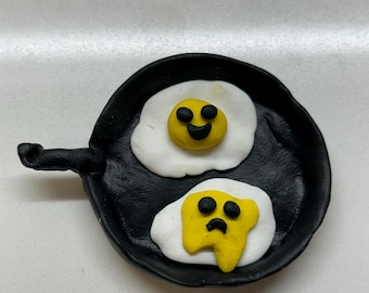 Cute kawaii clay eggs in frying pan, polymer clay collector item, desk friend, desk buddy, clay egg, miniature