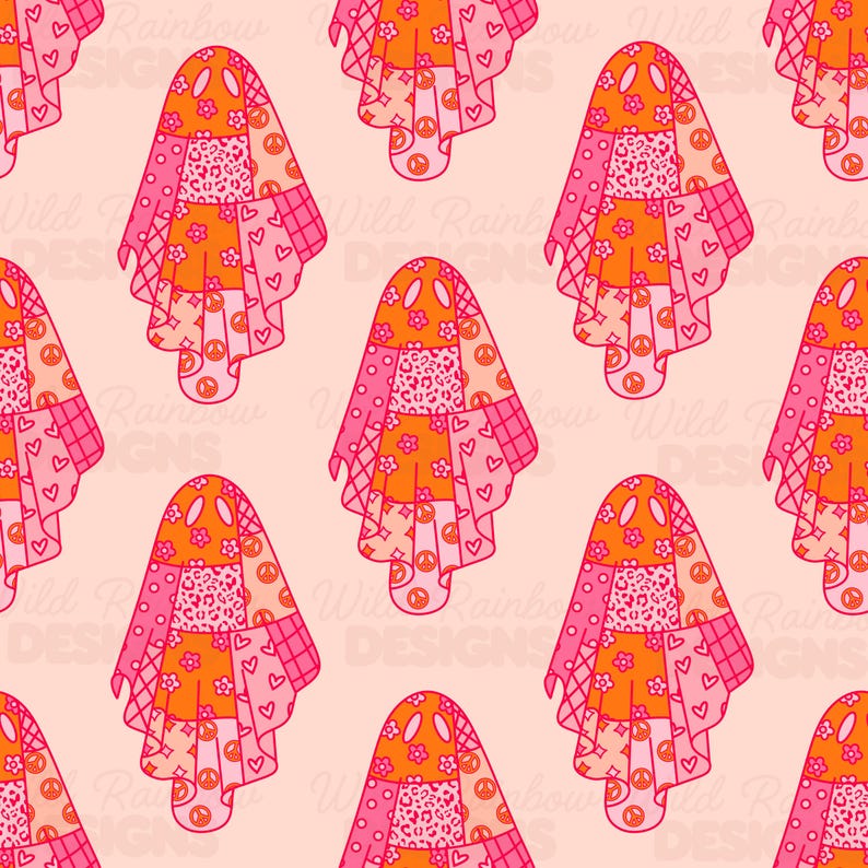 Op de afbeelding: Een herhalend patroon van patchwork spookfiguren in roze en oranje tinten. Elke geest heeft een uniek ontwerp met harten, bloemen, vredestekens en luipaardprint. De achtergrond is zacht, lichtroze.
