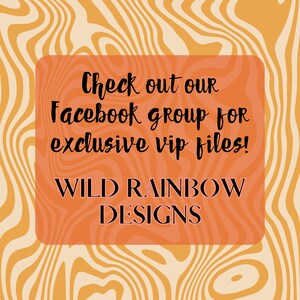Op de afbeelding: Een oranje en cr&egrave;mekleurige achtergrond met een golvend patroon. Een vierkante oranje vorm bevat de tekst "Check out our Facebook group for exclusive VIP files!" en "WILD RAINBOW DESIGNS."