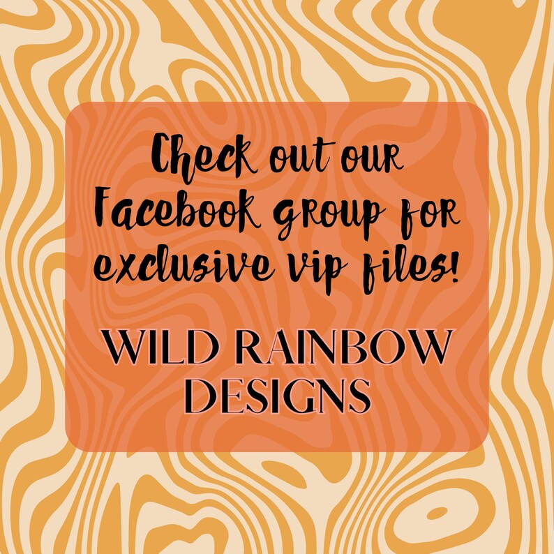 Op de afbeelding: Een oranje en cr&egrave;mekleurige achtergrond met een golvend patroon. Een vierkante oranje vorm bevat de tekst "Check out our Facebook group for exclusive VIP files!" en "WILD RAINBOW DESIGNS."