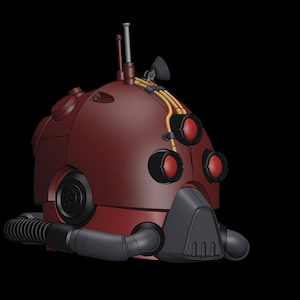 Op de afbeelding: Een bordeauxrode, futuristische helm met drie rode, lensachtige ogen. De helm heeft een afgeronde bovenkant met antennes en gele bedrading. Een zwarte, hoekige gezichtsbeschermer en een flexibele buis zijn ook zichtbaar.