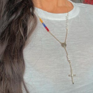 Venezolanischer dreifarbiger Rosenkranz, vergoldete Kristallperlen, handgefertigtes Rosario, religiöses Geschenk für venezolanische Einwanderer, Rosenkranz für Frauen