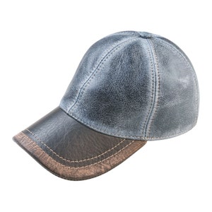 Peut inclure: Une casquette de baseball en cuir bleu et marron à l'aspect vieilli. La casquette a une visière incurvée et un design cousu.