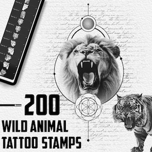 Peut inclure: Un ensemble de 200 tampons de tatouage d'animaux sauvages. L'image montre une illustration en noir et blanc d'un lion rugissant avec un motif géométrique derrière lui. Il y a aussi une illustration en noir et blanc d'un tigre rugissant dans le coin inférieur droit.