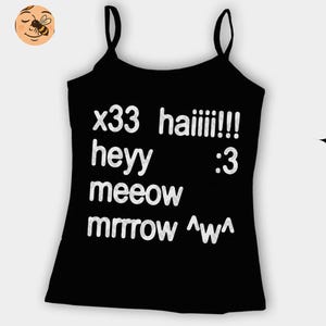 Könnte beinhalten: Schwarzes Camisole-Top mit dünnen Trägern. Auf der Vorderseite des Tops steht in weißer Schrift "x33 haiiii!!! heyy :3 meoow mrrrow ^w^". Eine Cartoon-Biene befindet sich in der oberen linken Ecke.