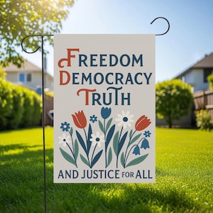 Può includere: Una bandiera da giardino con le parole "Libertà, Democrazia, Verità e Giustizia per tutti" in rosso e blu navy. La bandiera presenta un design floreale con tulipani rossi, campanule blu e margherite bianche. La bandiera è esposta in un giardino.