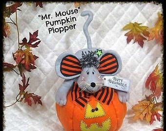 Primitive Mailed sewing pattern #130~Boo the Puppy~ sitting Halloween Doggy~