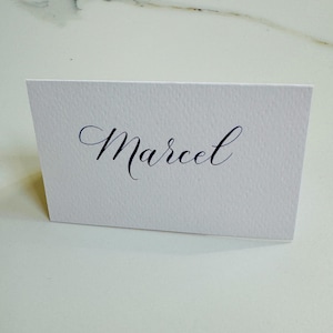 Marque-places faits main, design élégant et minimaliste, calligraphiés dans un style moderne, simplicité et élégance