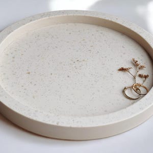 Minimalistisch modernes stilvolles Tablett | Elegant dekorativ organisierter steiniger Dekoteller | Personalisierte rustikale Stein Heimdeko | Tablett mit Steinen