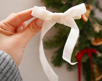 Pinza para el cabello con lazo de terciopelo blanco perla hecha a mano: un accesorio elegante
