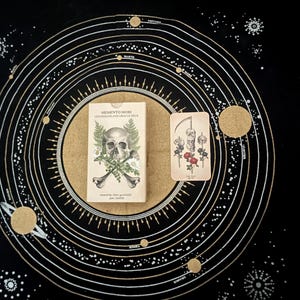 Lecture du jeu de tarot Memento Mori - Obtenez votre lecture de tarot manouche en utilisant le jeu de tarot Memento Mori.