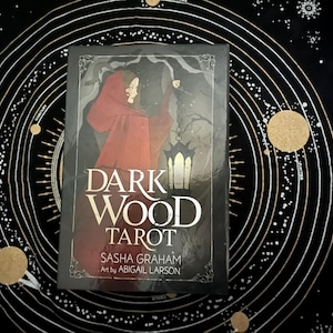 Lettura dei Tarocchi con il mazzo di legno scuro: ottieni la tua lettura dei Tarocchi Gypsy utilizzando il mazzo di tarocchi Dark Wood.