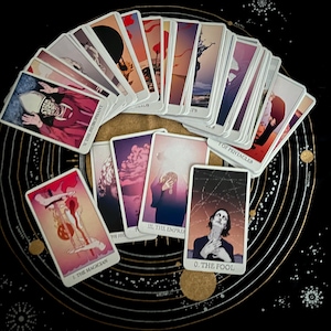 Lecture du jeu de cartes Night Vale - obtenez votre lecture de tarot tzigane en utilisant le jeu de cartes Welcome to Night Vale