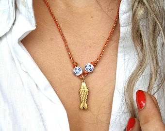 Visketting gevlochten rood koord: blauwe keramische kralen, boho-sieraden, handgemaakt