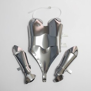 Body metálico de lujo con hombros y brazaletes: armadura femenina plateada para cosplay, traje de drag queen cromado, traje de guerrero de metal. imagen 9