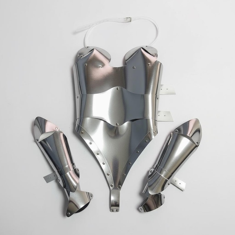 Body metálico de lujo con hombros y brazaletes: armadura femenina plateada para cosplay, traje de drag queen cromado, traje de guerrero de metal. imagen 9
